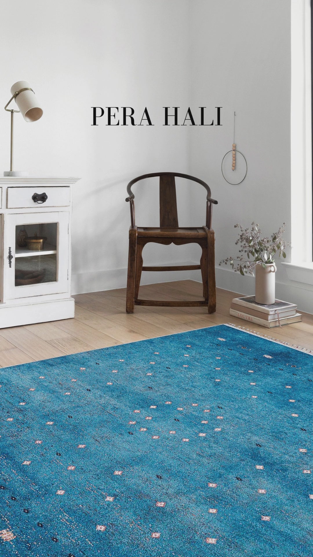 Video laden: Blassrosa, cremebeige, geometrisch gemusterter Kelim-Teppich