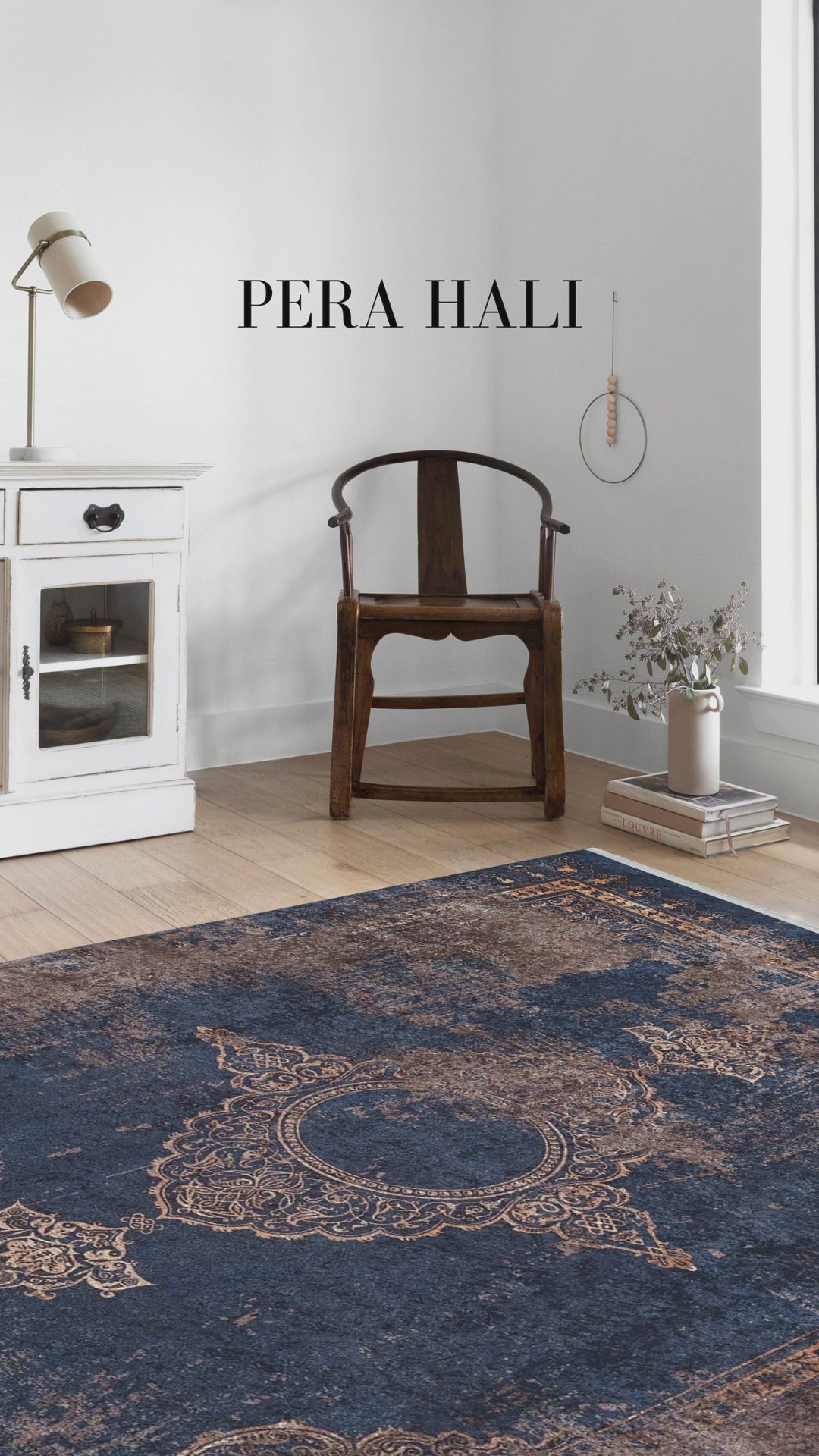 Video laden: Blassrosa, cremebeige, geometrisch gemusterter Kelim-Teppich