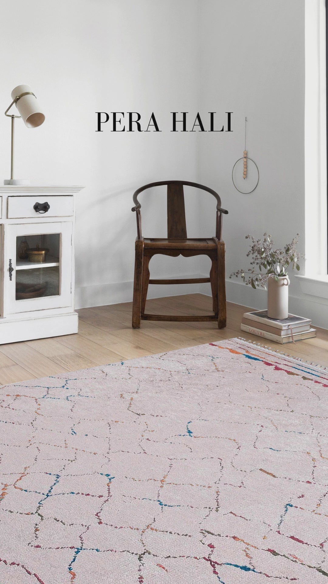 Video laden: Blassrosa, cremebeige, geometrisch gemusterter Kelim-Teppich