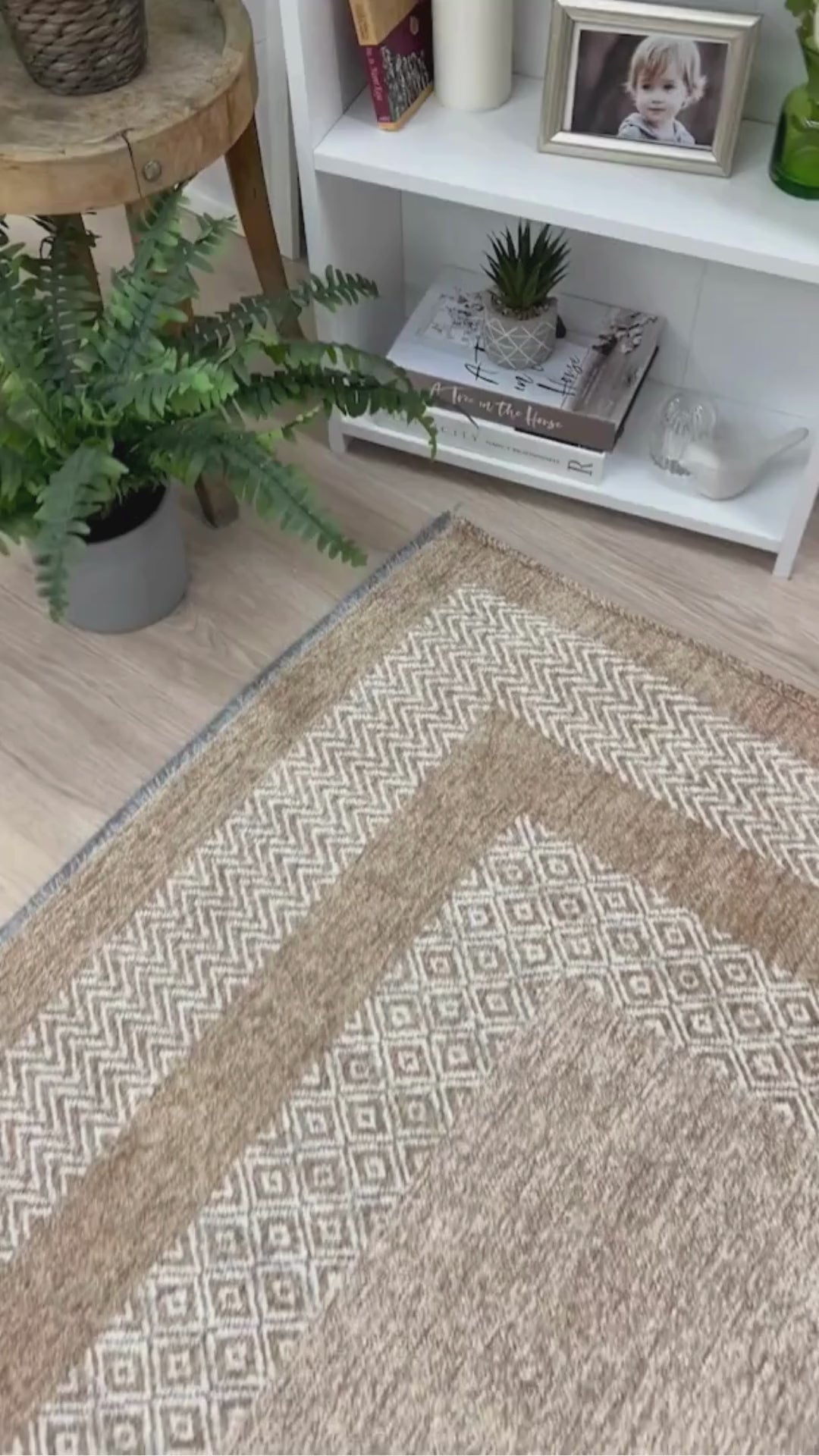 Videoyu yükle: Beyaz Bej Modern Yıkanabilir Antibakteriyel Salon Halısı