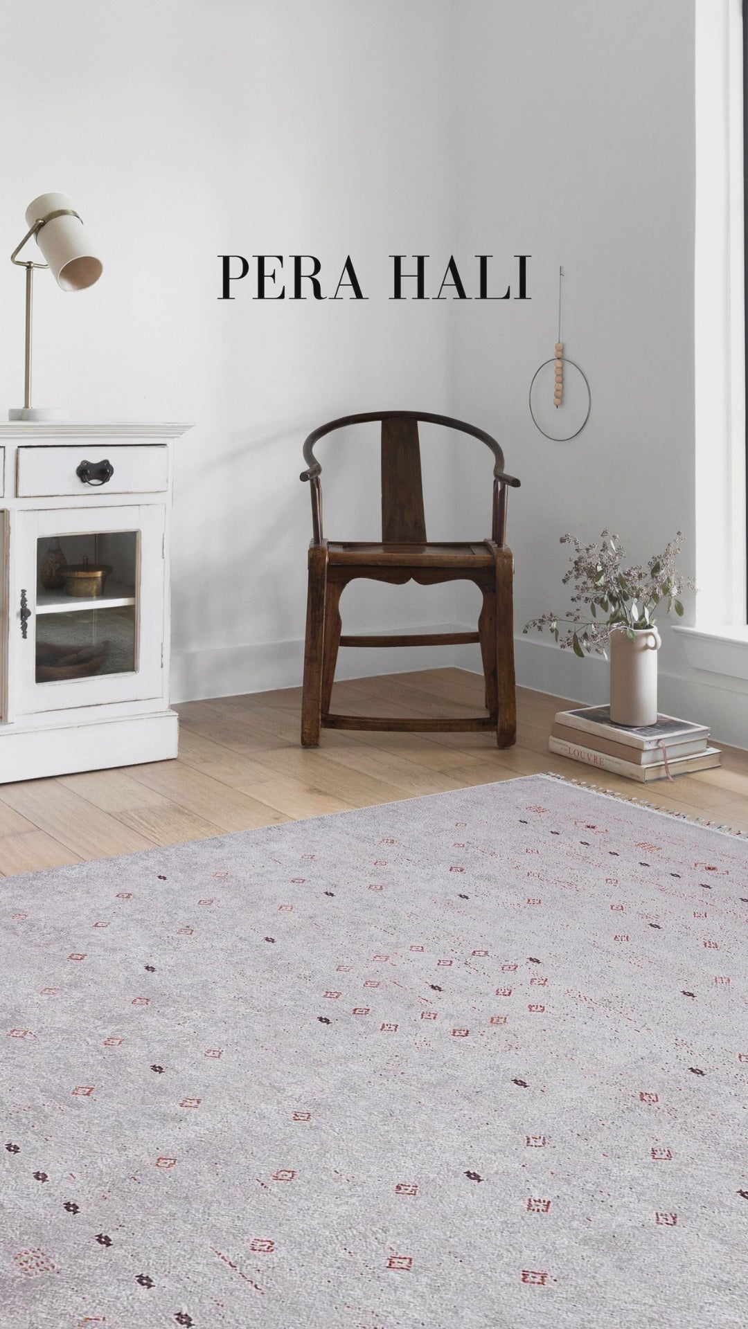 Video laden: Blassrosa, cremebeige, geometrisch gemusterter Kelim-Teppich