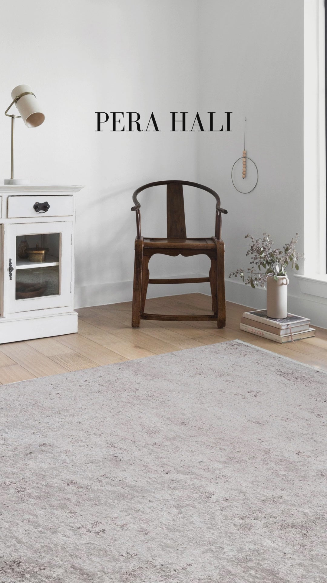 Video laden: Blassrosa, cremebeige, geometrisch gemusterter Kelim-Teppich