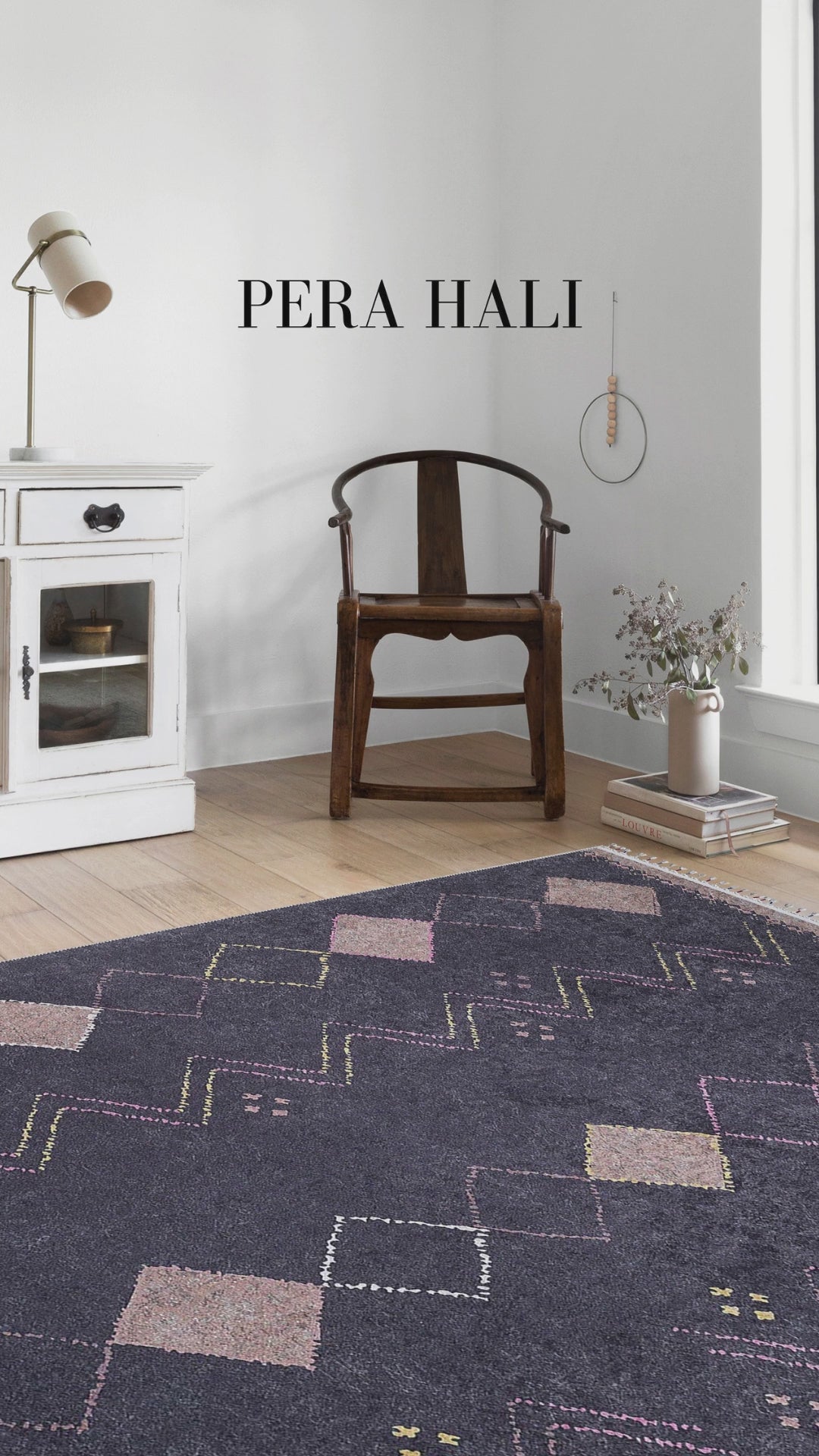 Video laden: Blassrosa, cremebeige, geometrisch gemusterter Kelim-Teppich