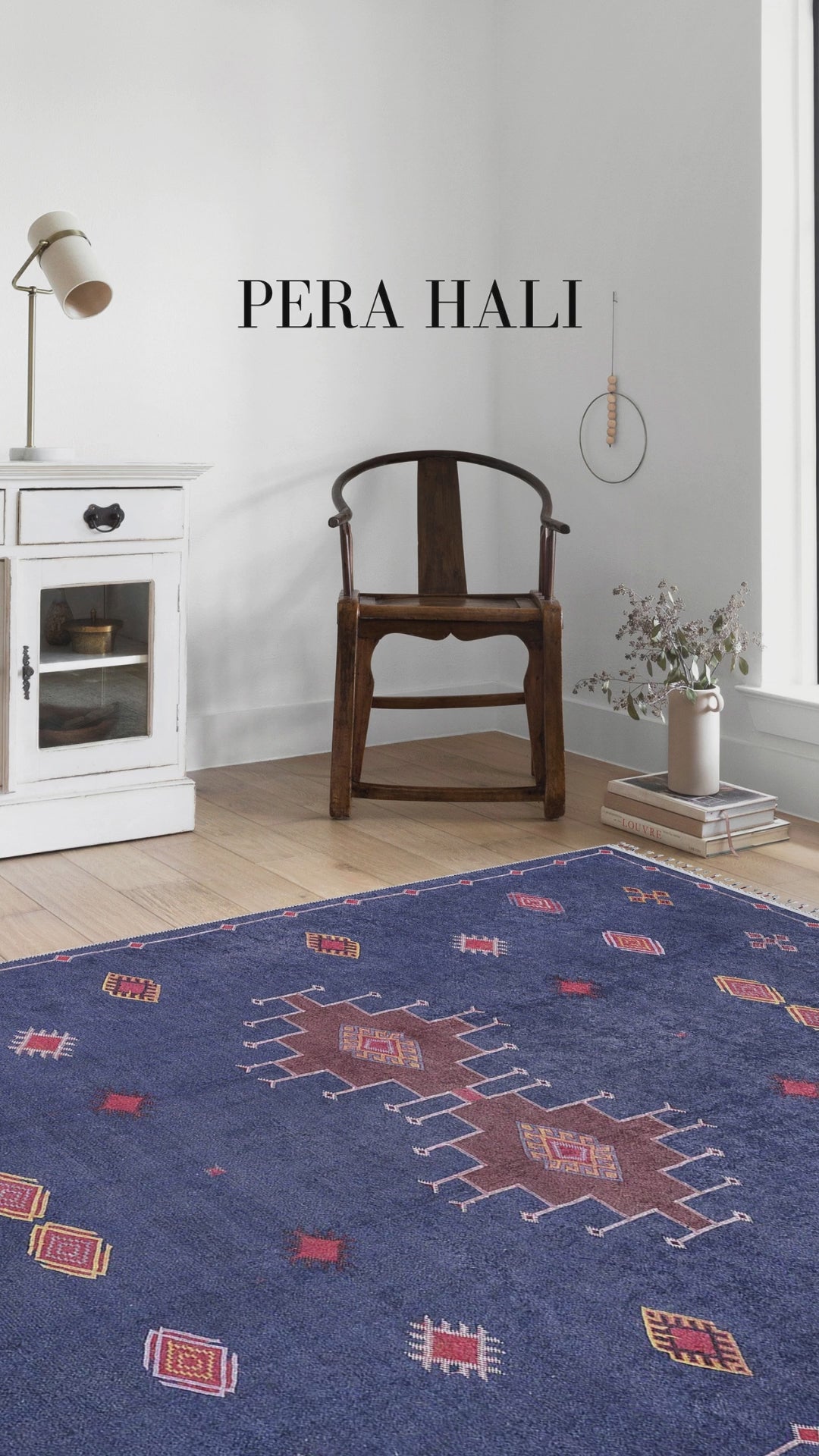 Video laden: Marineblauer und roter anatolischer Kelim-Teppich mit geometrischem Muster