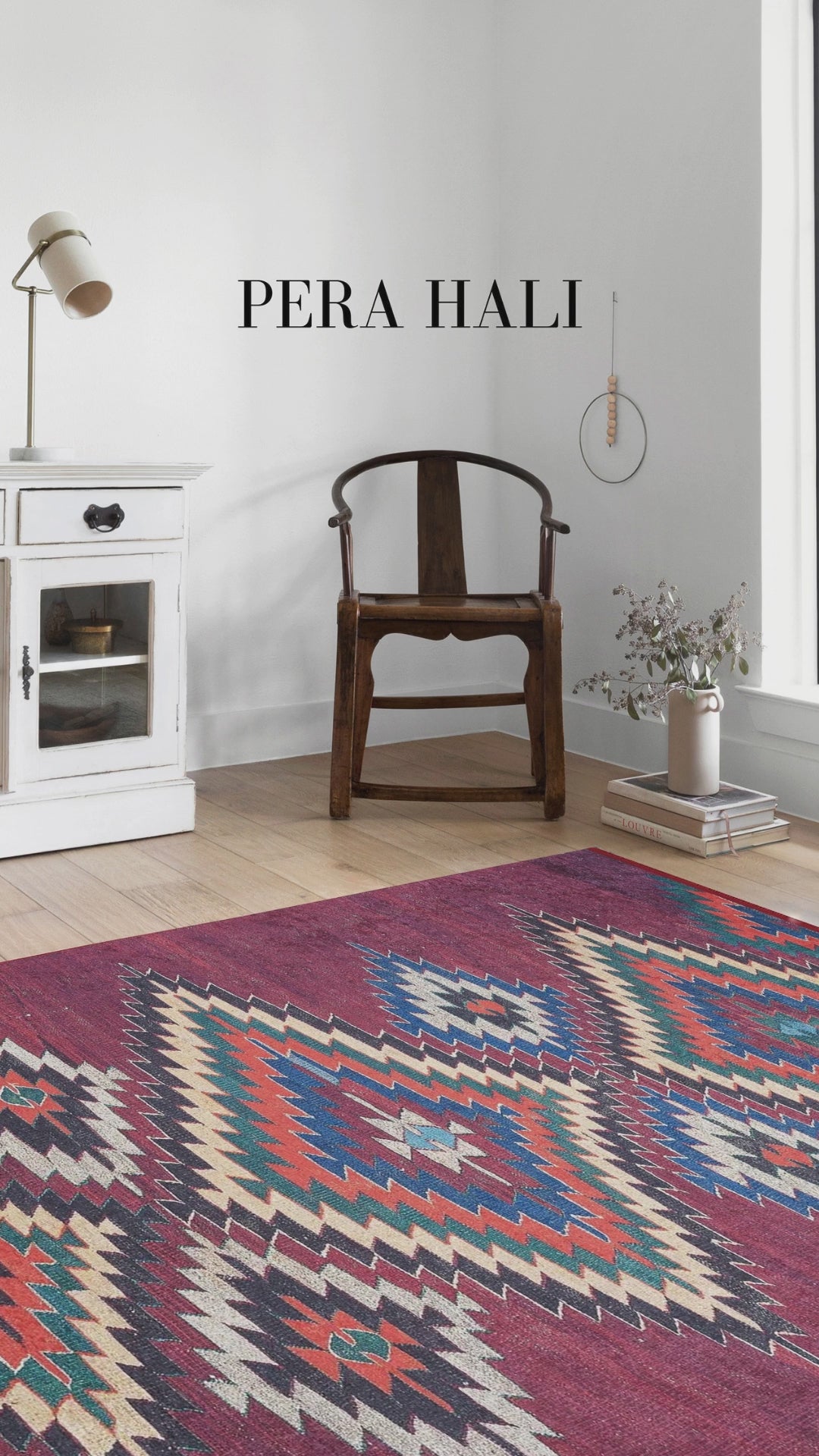 Video laden: Dunkelroter anatolischer Kelim-Teppich mit geometrischem Muster