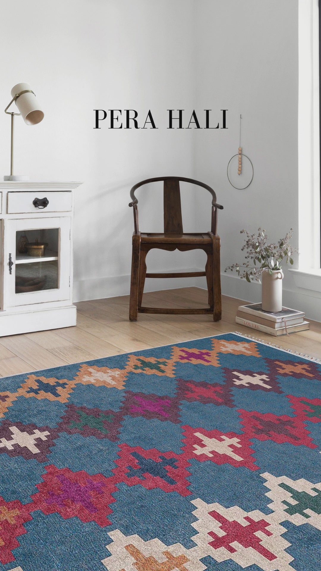 Video laden: Blassrosa, cremebeige, geometrisch gemusterter Kelim-Teppich