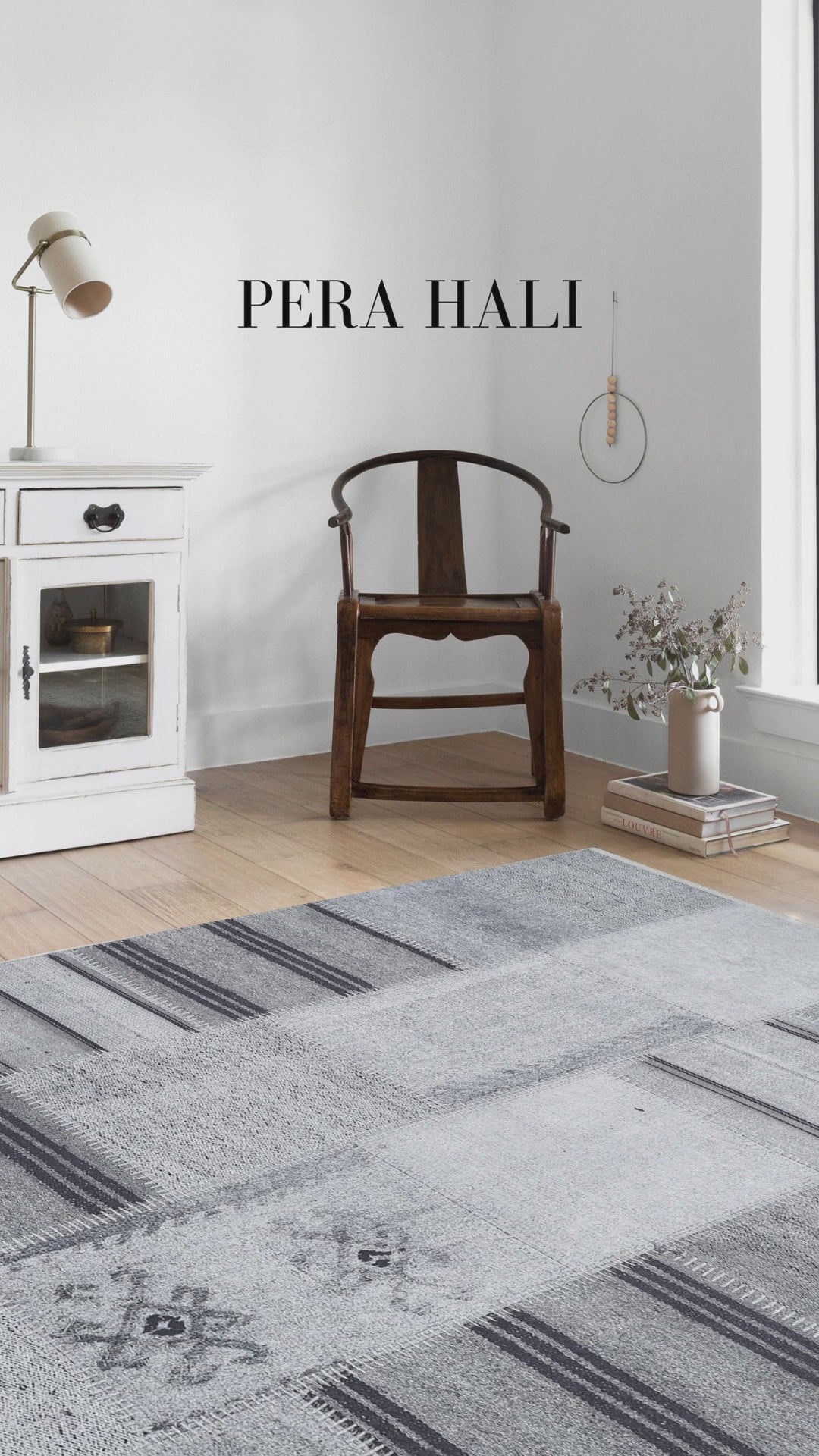 Video laden: Blassrosa, cremebeige, geometrisch gemusterter Kelim-Teppich