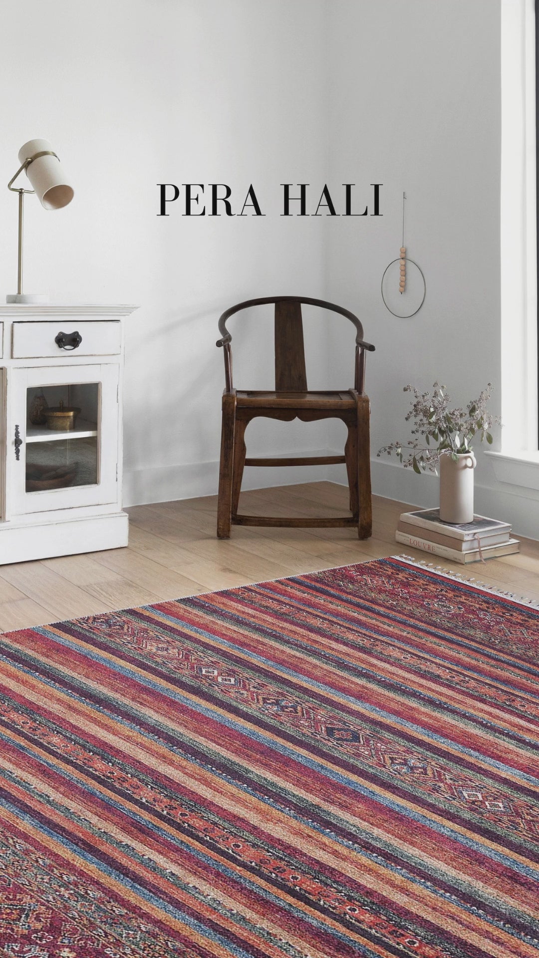 Video laden: Blassrosa, cremebeige, geometrisch gemusterter Kelim-Teppich