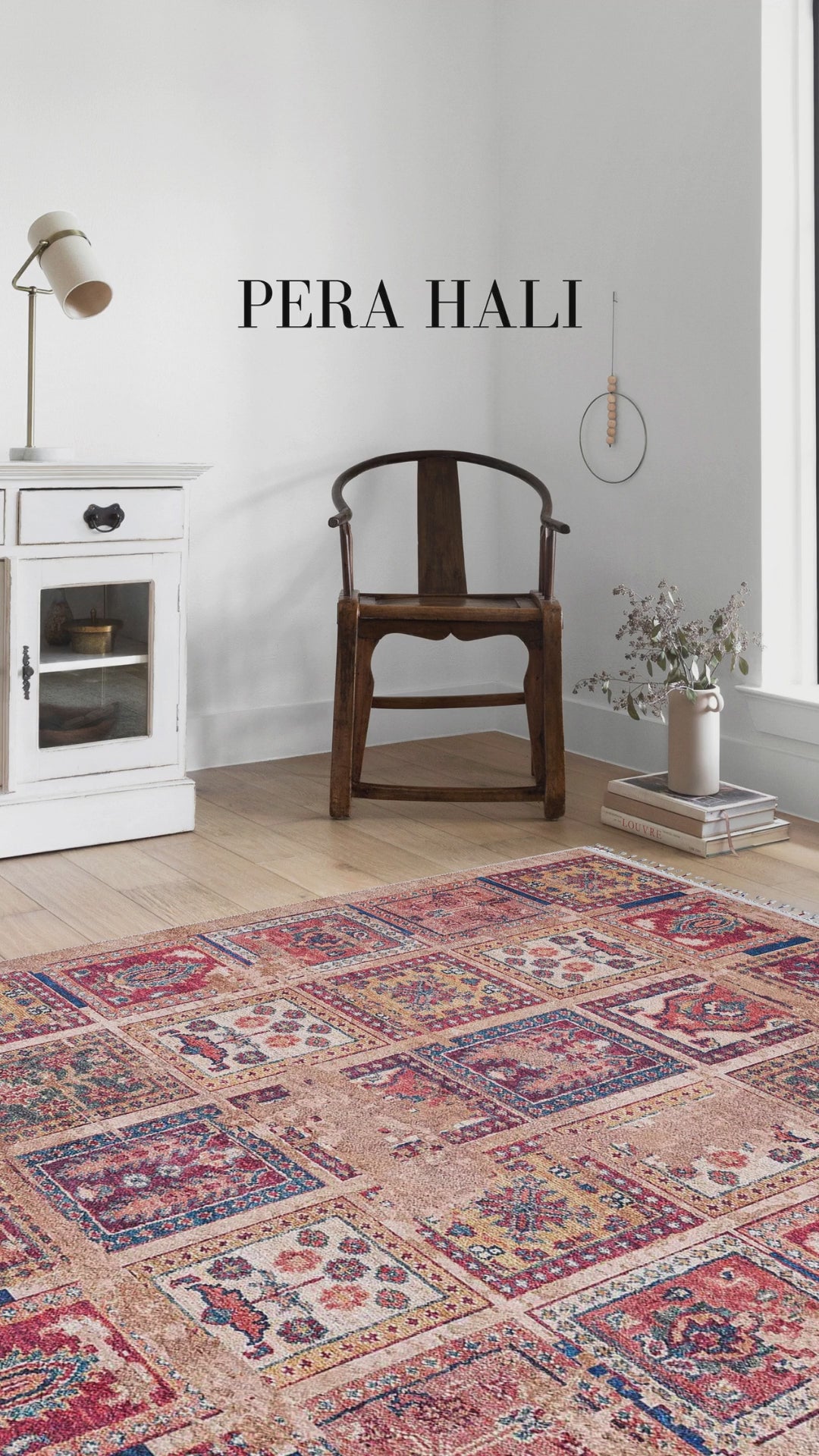 Video laden: Blassrosa, cremebeige, geometrisch gemusterter Kelim-Teppich