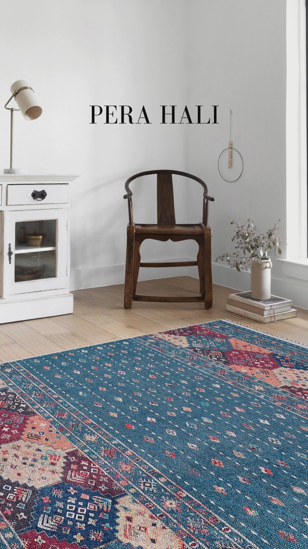 Video laden: Blassrosa, cremebeige, geometrisch gemusterter Kelim-Teppich