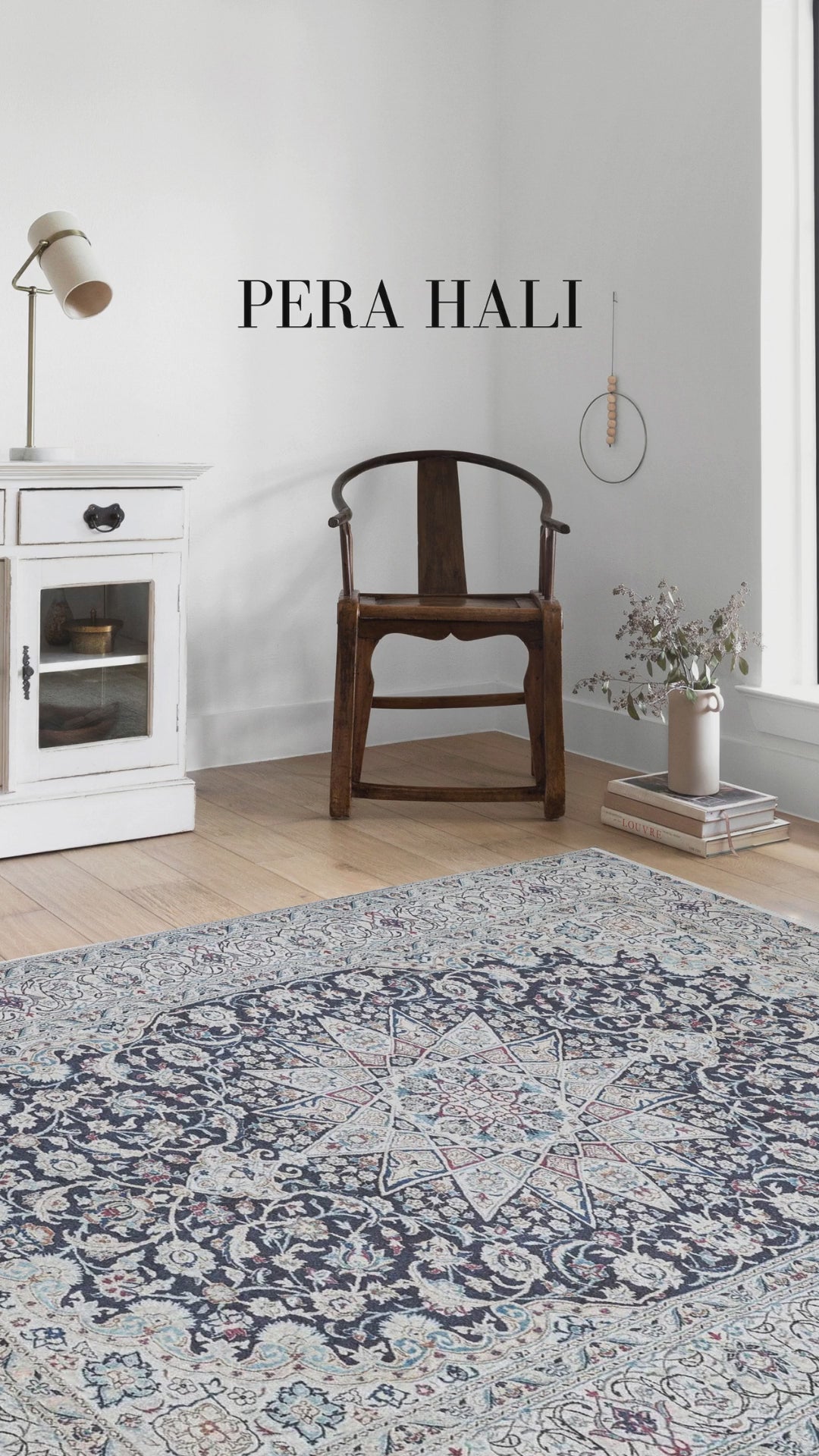 Video laden: Einzigartiger antiker gemusterter Kelim-Teppich in Weiß und Marineblau