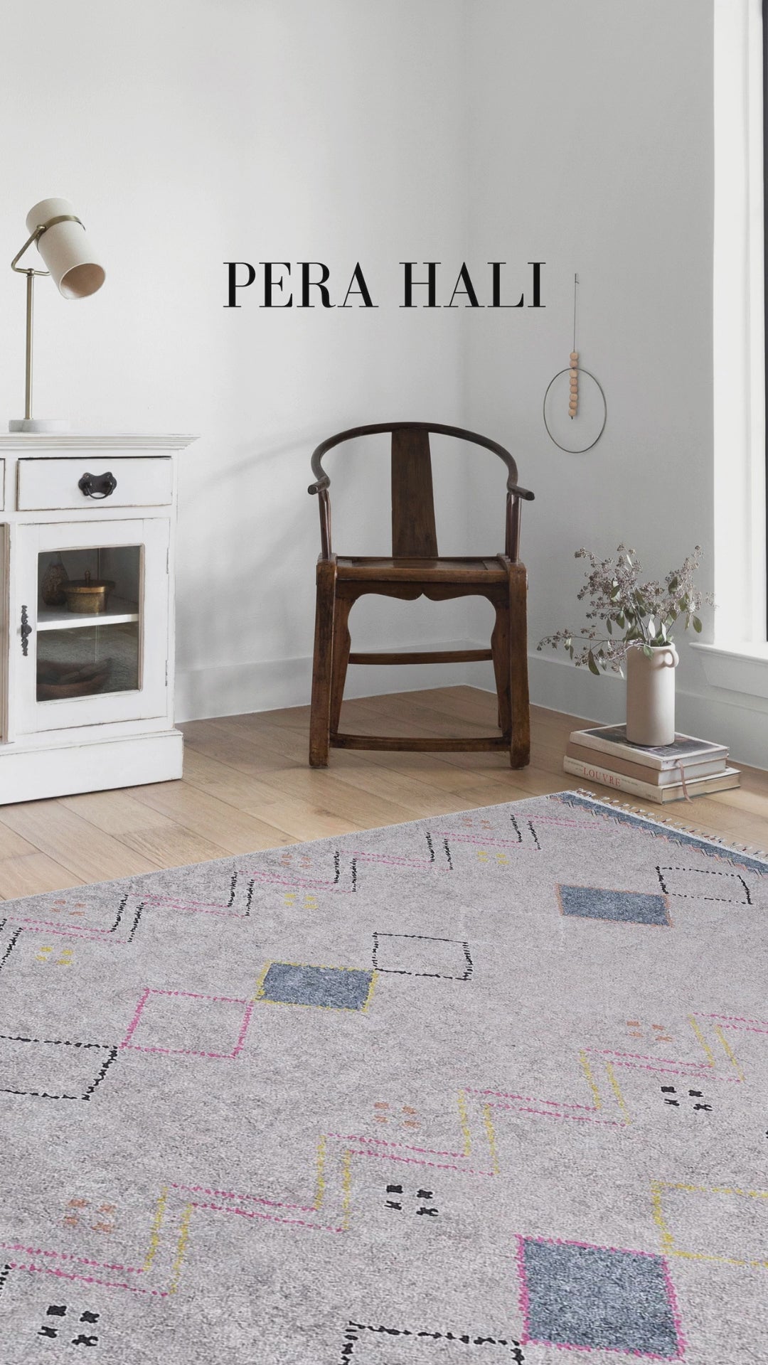 Video laden: Blassrosa, cremebeige, geometrisch gemusterter Kelim-Teppich