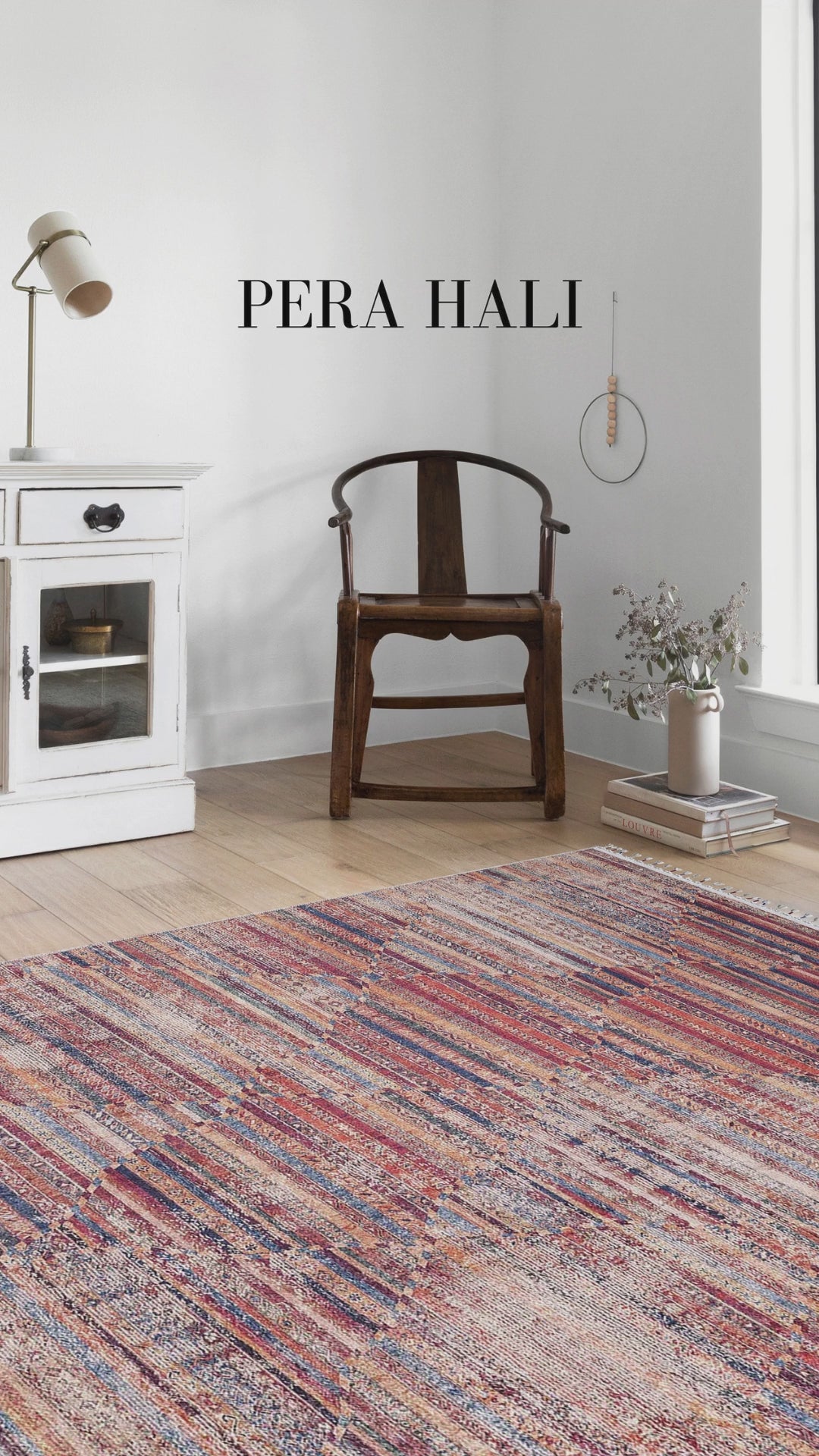 Video laden: Blassrosa, cremebeige, geometrisch gemusterter Kelim-Teppich