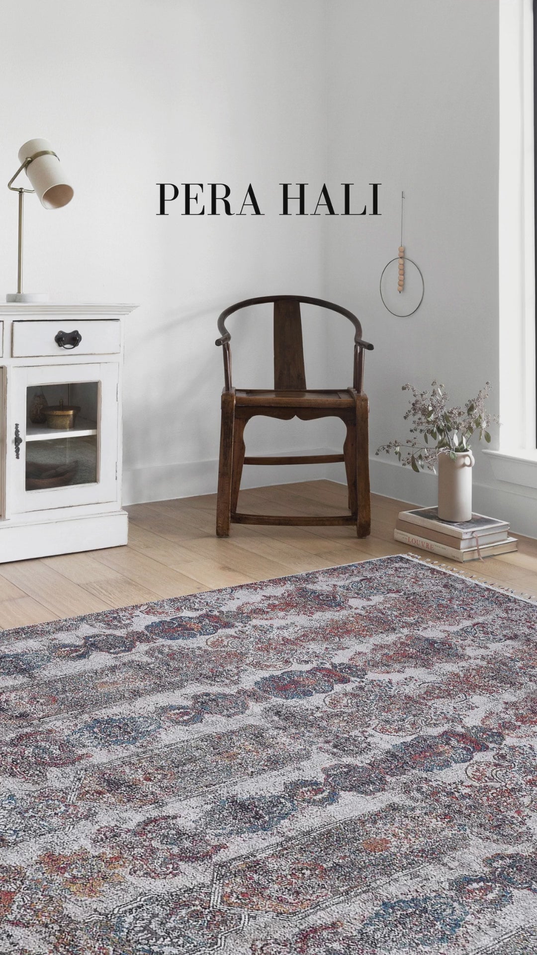 Video laden: Blassrosa, cremebeige, geometrisch gemusterter Kelim-Teppich