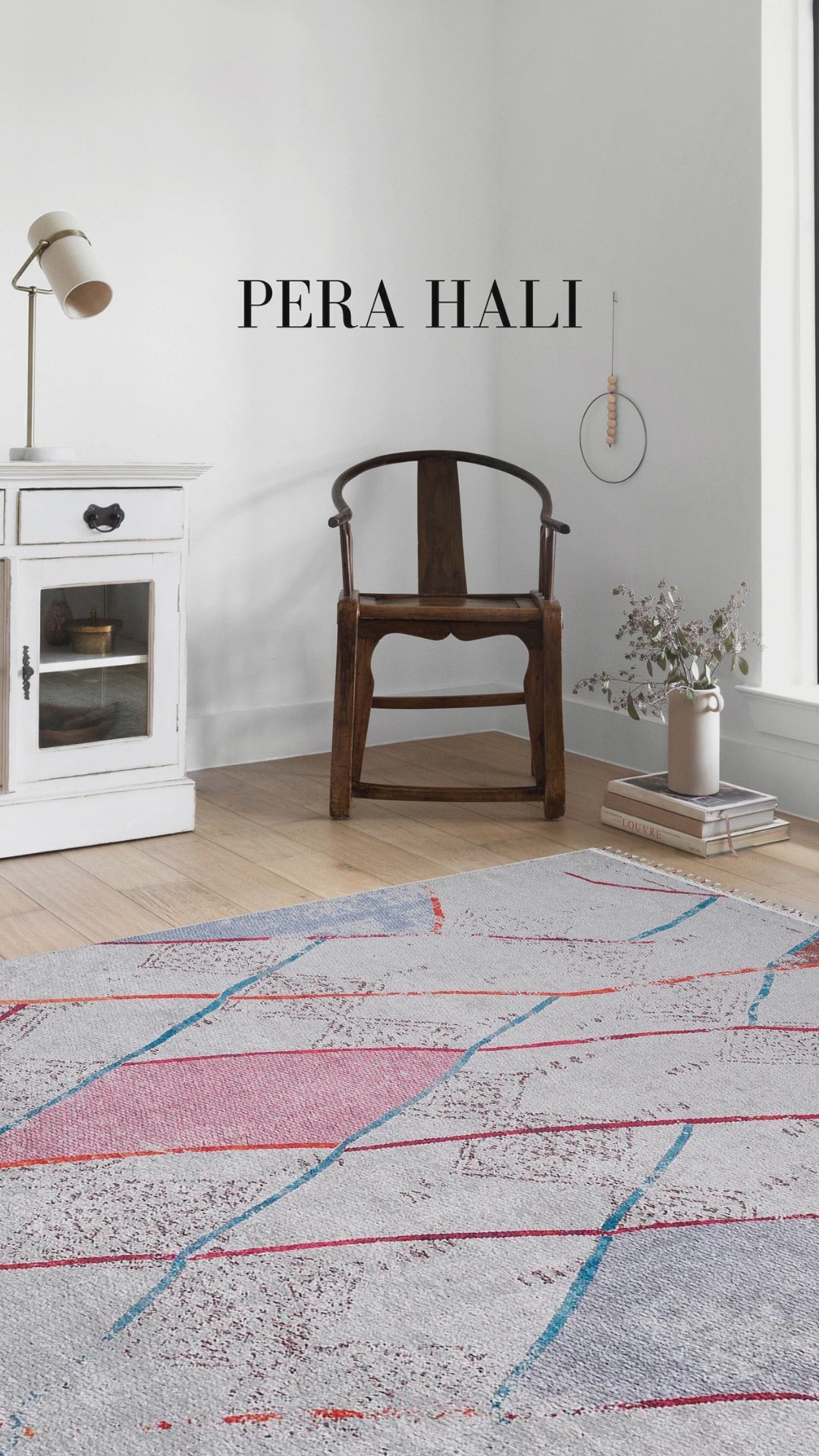 Video laden: Blassrosa, cremebeige, geometrisch gemusterter Kelim-Teppich