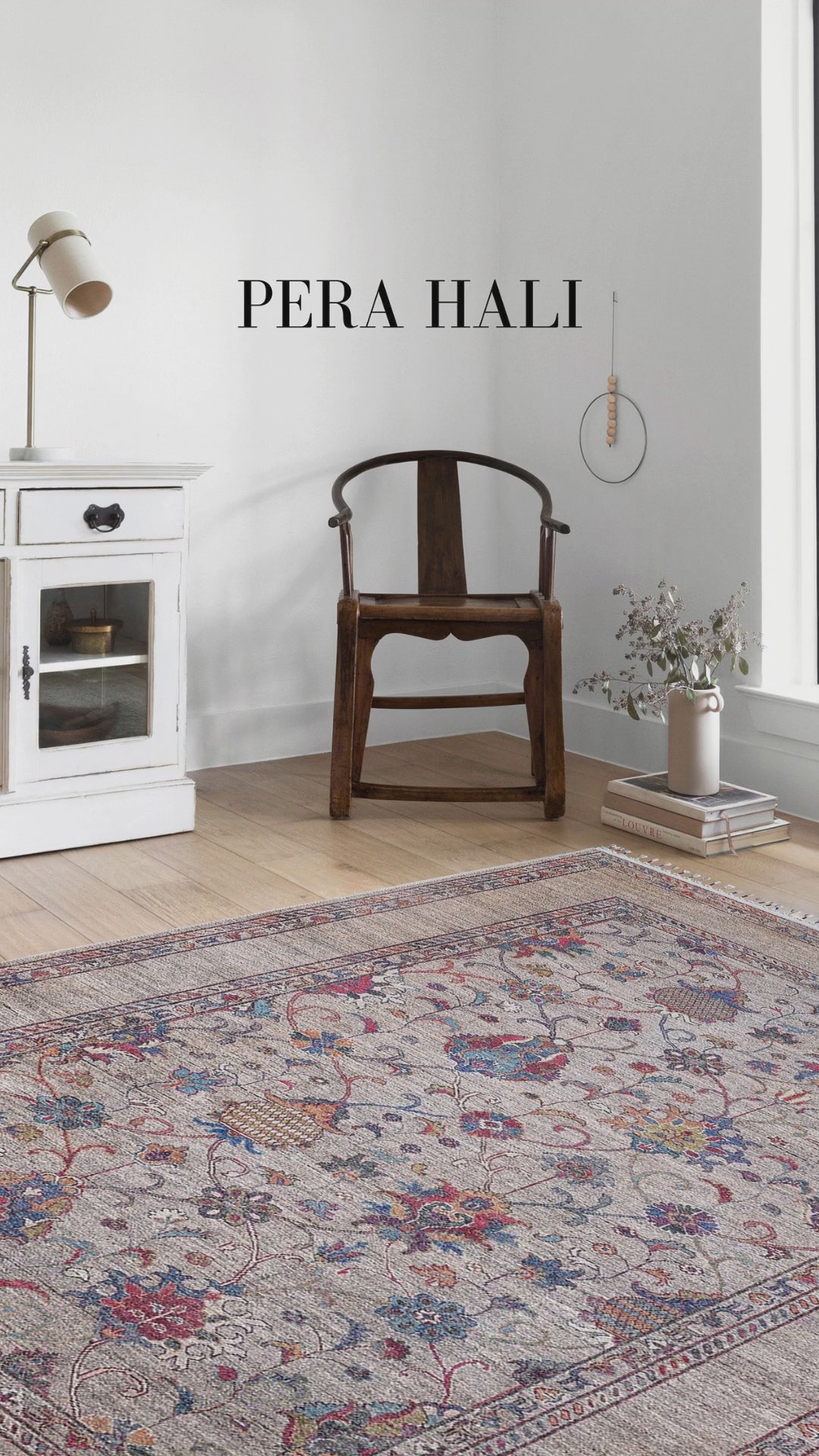 Video laden: Blassrosa, cremebeige, geometrisch gemusterter Kelim-Teppich