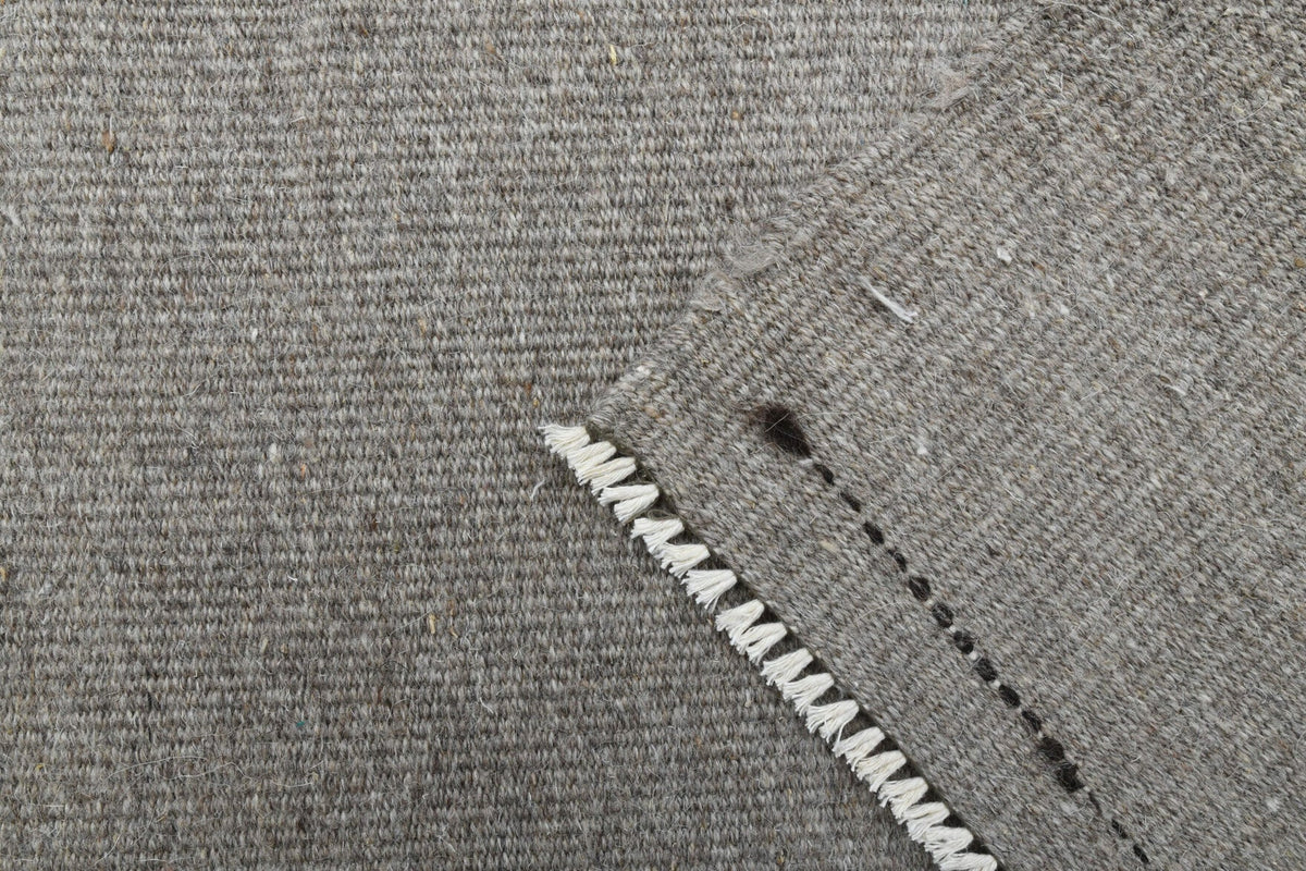 Pera Halı tek parça koleksiyonu: oryantal desenli vintage kilim yolluk, bej ve beyaz