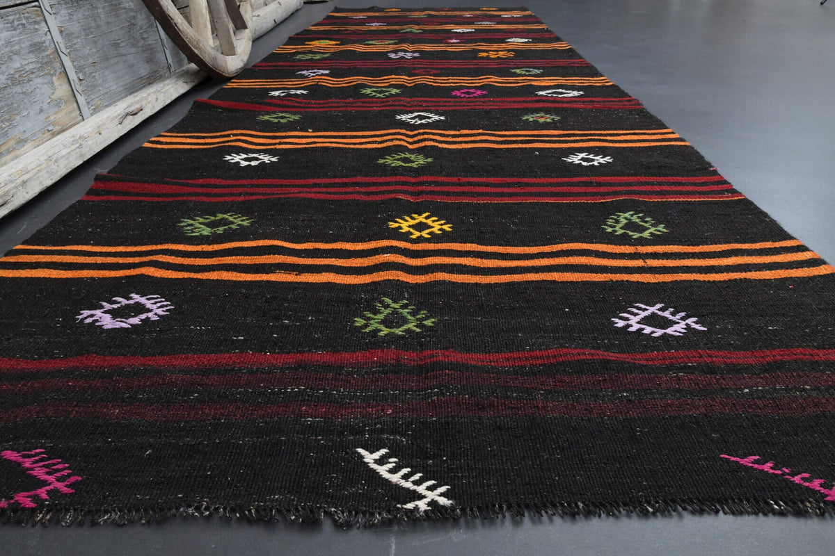 Oryantal desenli vintage kilim yolluk – siyah, kırmızı ve kahverengi tonlarda yün dokuma