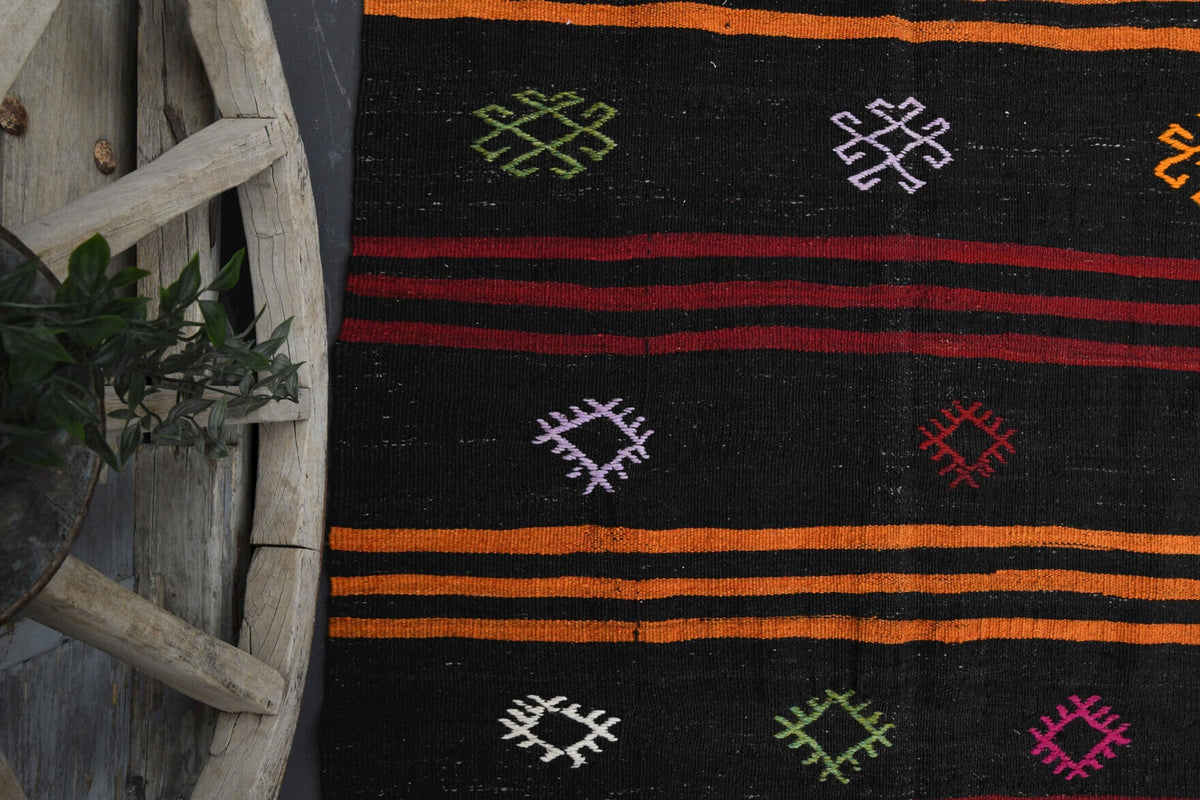 Vintage yolluk 142x413 cm – siyah, kırmızı ve kahverengi oryantal desenli, el dokuma