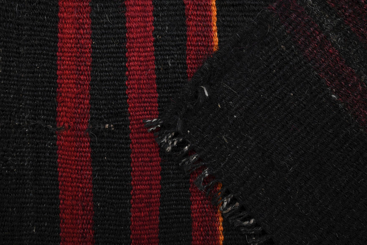 Pera Halı tek parça koleksiyonu: oryantal desenli vintage kilim yolluk, siyah, kırmızı ve kahverengi