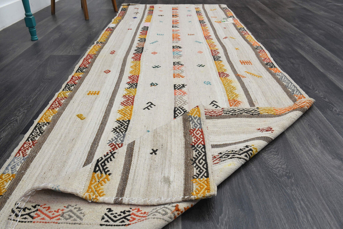 Pera Halı tek parça koleksiyonu: oryantal desenli vintage kilim yolluk, bej, turuncu ve beyaz