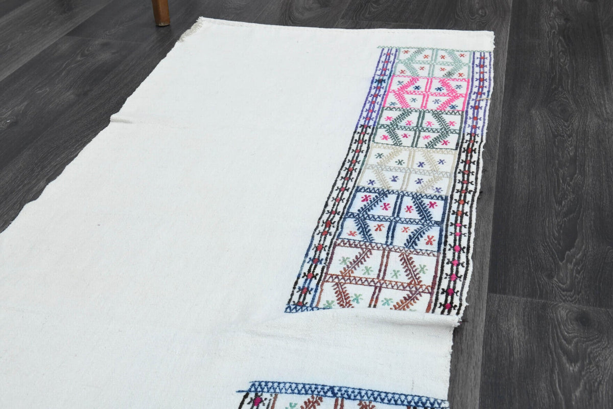 Gri, pembe ve beyaz renkli vintage kilim yolluk, %100 yün dokuma