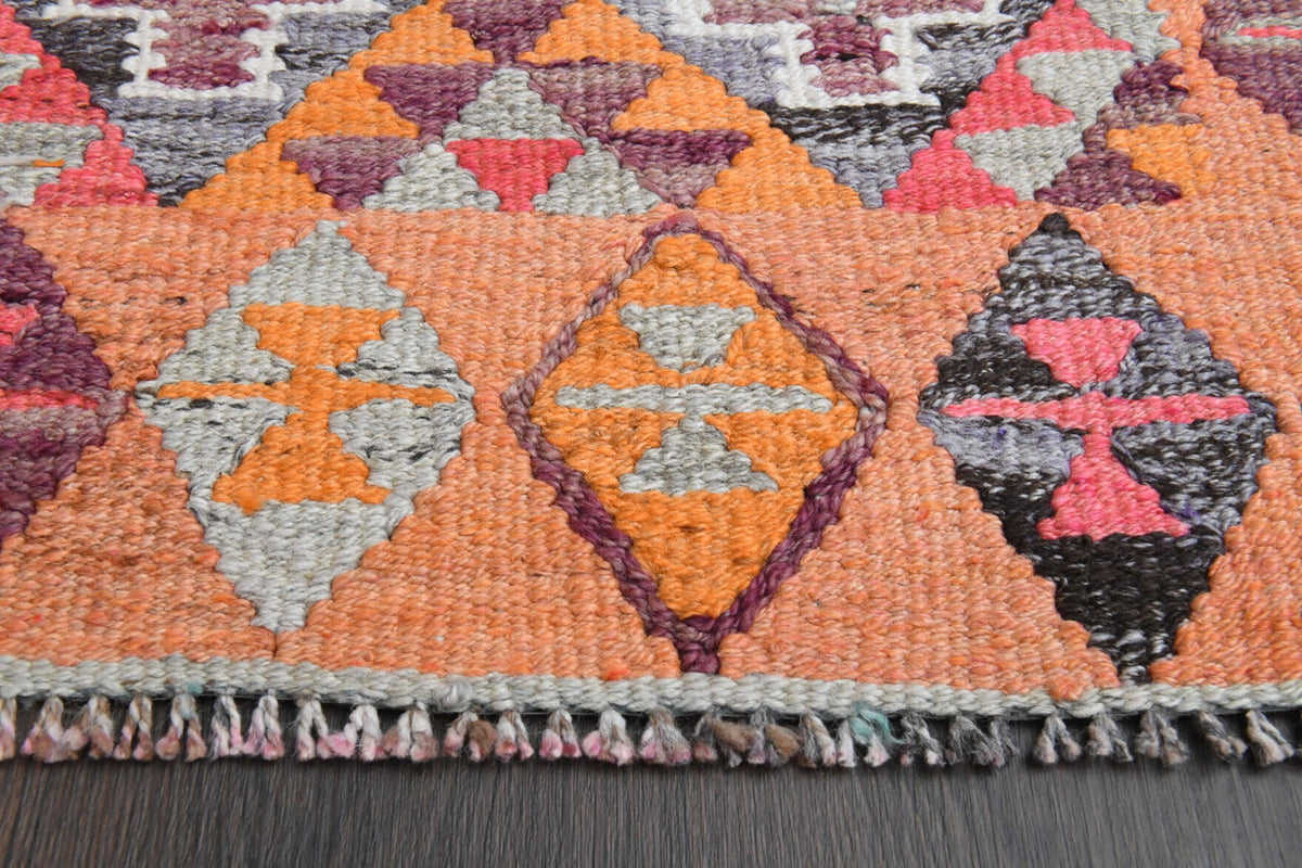 Oryantal desenli vintage kilim yolluk – pembe ve turuncu tonlarda yün dokuma