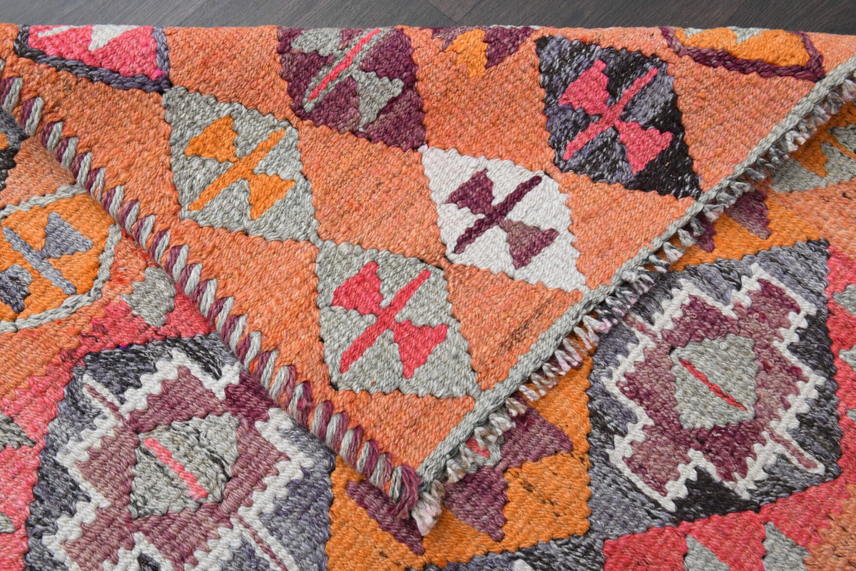 Pera Halı tek parça koleksiyonu: oryantal desenli vintage kilim yolluk, pembe ve turuncu