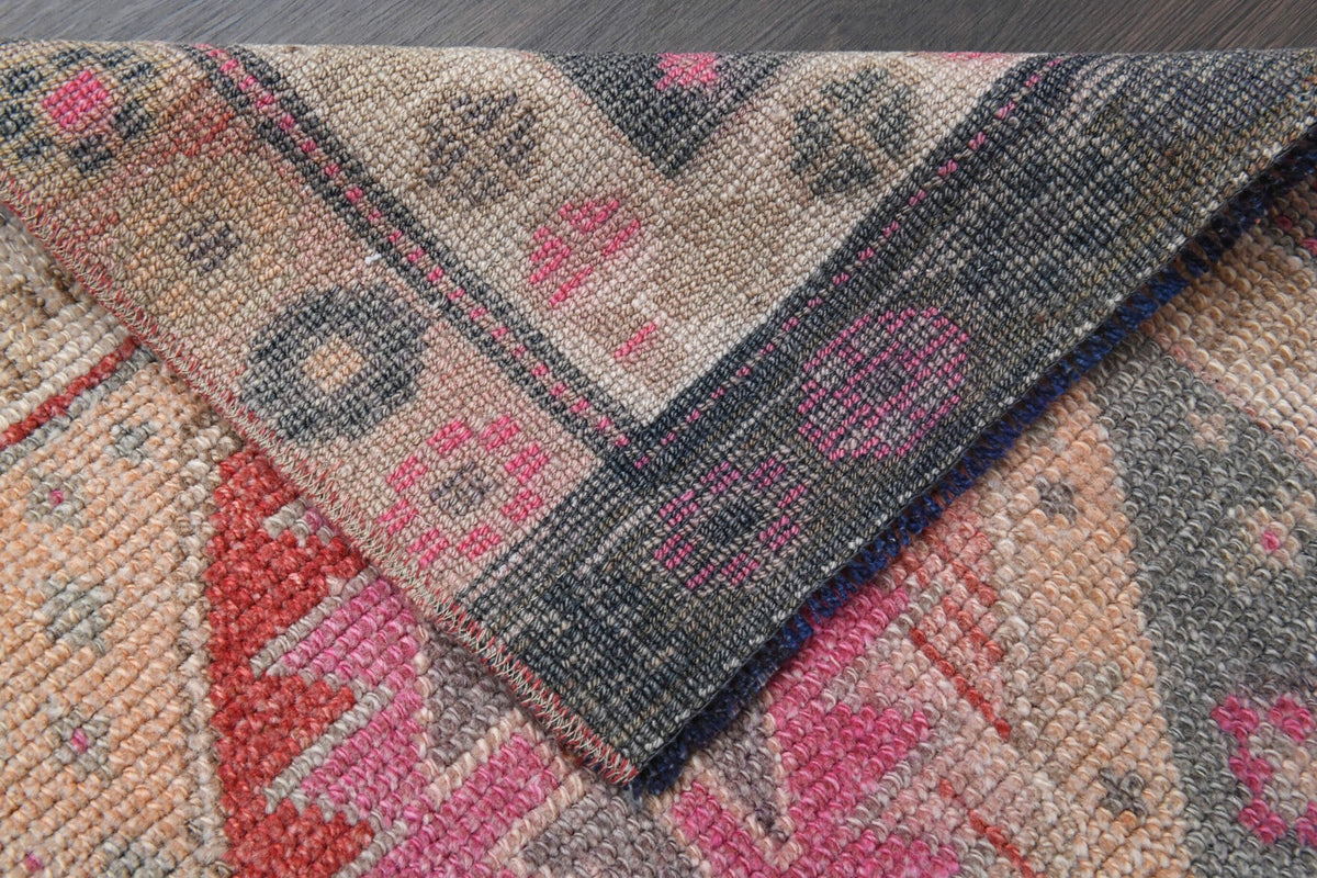 Pera Halı tek parça koleksiyonu: oryantal desenli el dokuma vintage yolluk, turuncu ve pembe
