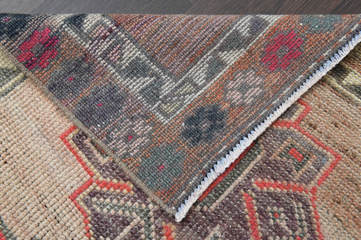 El yapımı vintage yolluk 79x371 cm oryantal desenli yün - ışık altında renk detayı