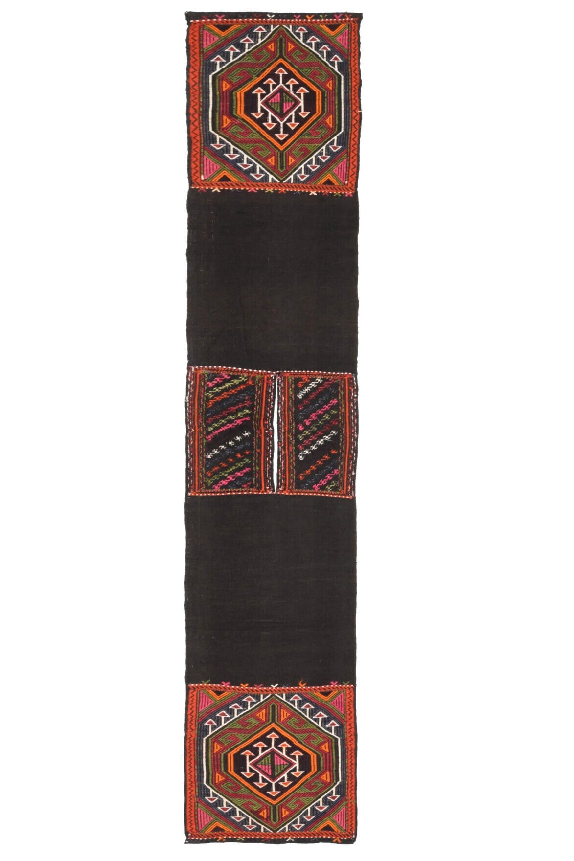 53x267 cm siyah, kırmızı ve kahverengi oryantal desenli vintage kilim yolluk – üstten tam görünüm