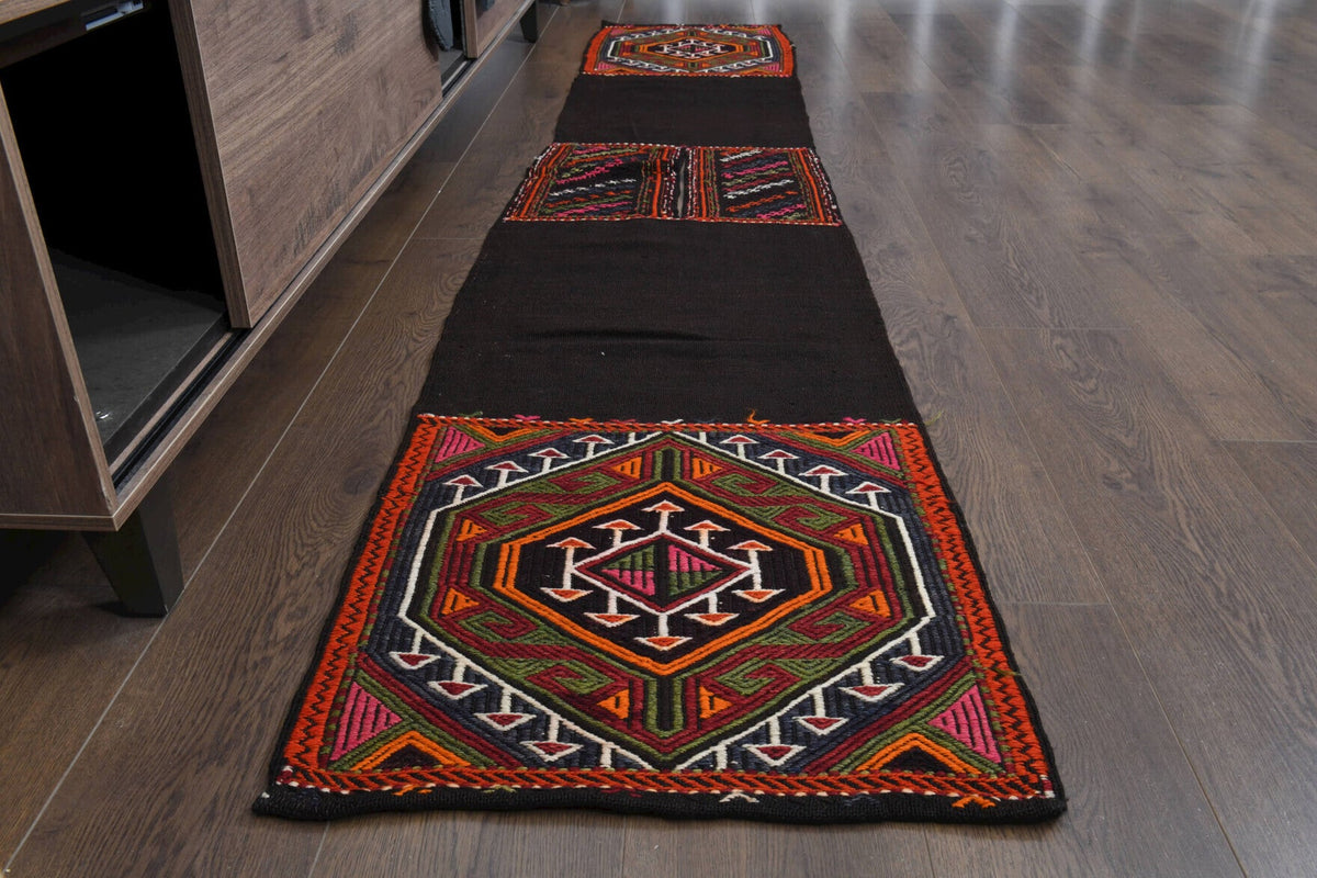 Oryantal desenli vintage kilim yolluk – siyah, kırmızı ve kahverengi tonlarda yün dokuma
