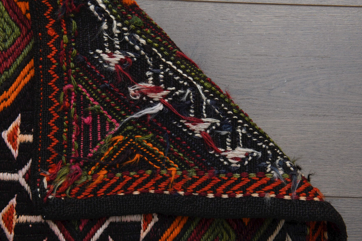 Siyah, kırmızı ve kahverengi renkli vintage kilim yolluk, %100 yün dokuma