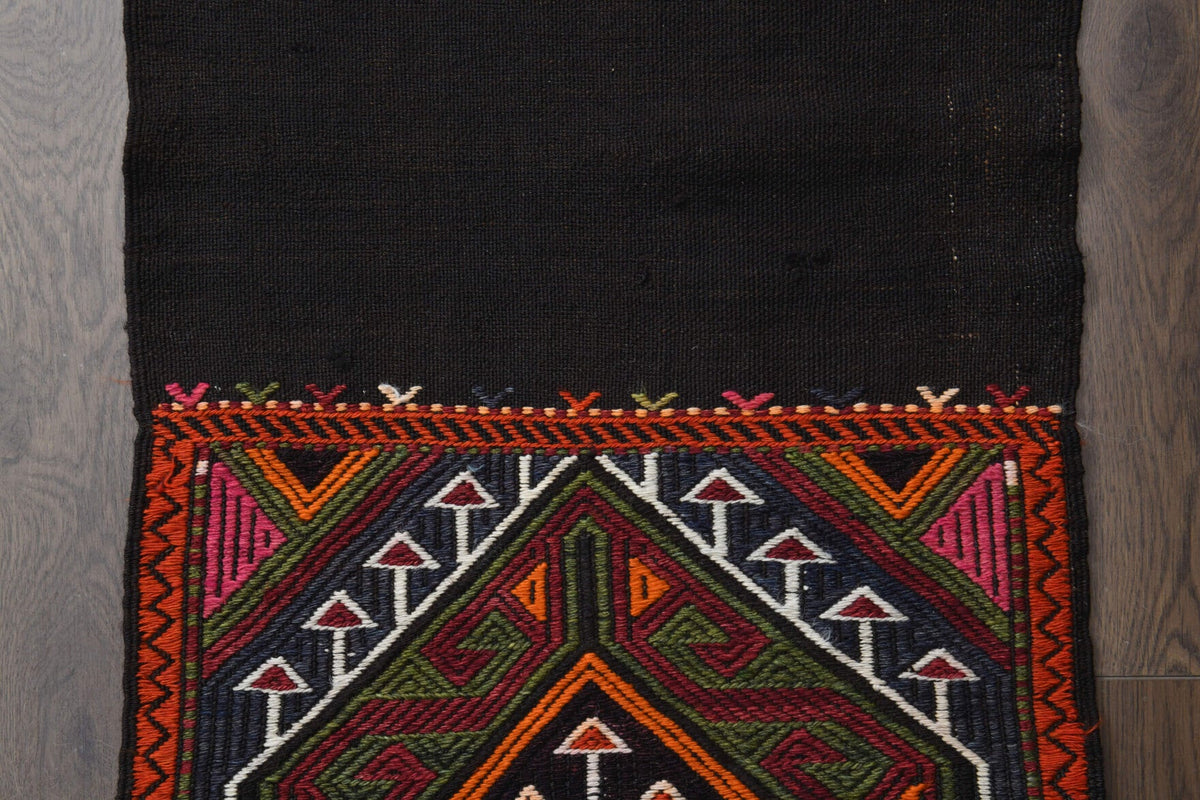 Pera Halı tek parça koleksiyonu: oryantal desenli vintage kilim yolluk, siyah, kırmızı ve kahverengi