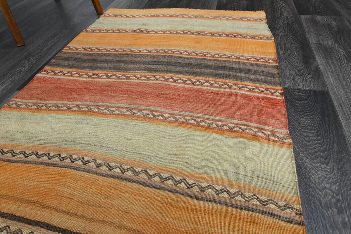 Anadolu kökenli el dokuma kilim – 1960'lar üretimi, oryantal desenli