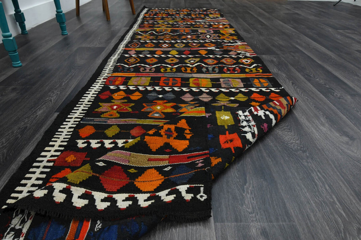 Pera Halı tek parça koleksiyonu: oryantal desenli vintage kilim yolluk, kahverengi, siyah ve kırmızı