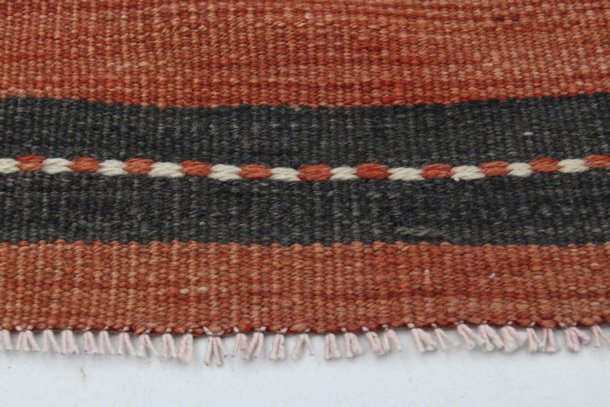 Pera Halı tek parça koleksiyonu: çizgili vintage kilim yolluk, turuncu ve kahverengi