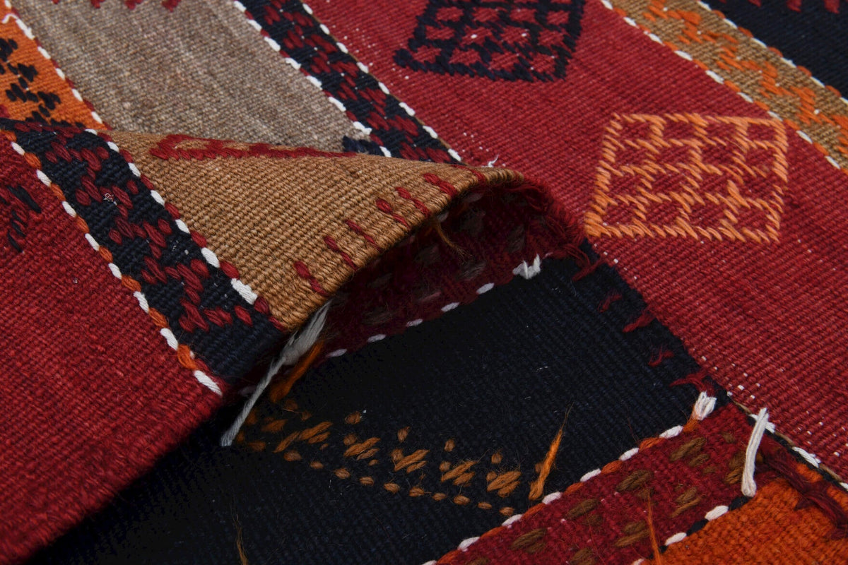 Pera Halı tek parça koleksiyonu: çizgili vintage kilim yolluk, kırmızı ve turuncu