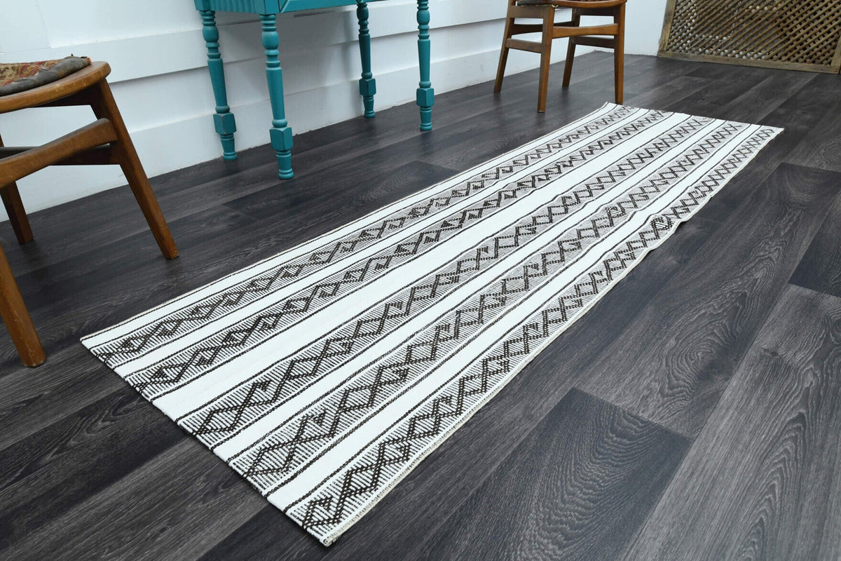 Çizgili vintage kilim yolluk – gri ve beyaz tonlarda yün dokuma