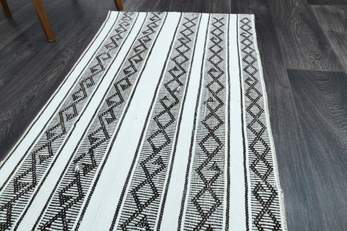 Anadolu kökenli el dokuma kilim – 1960'lar üretimi, çizgili