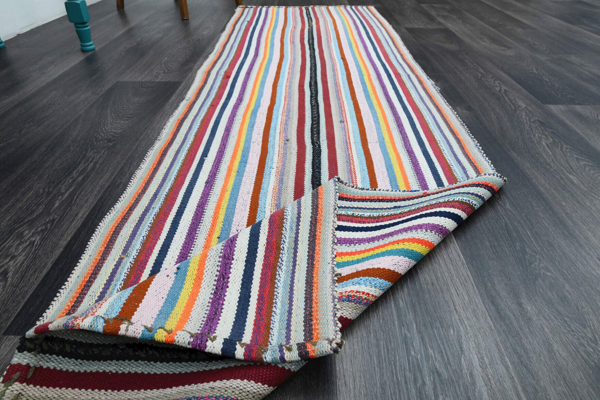Pera Halı tek parça koleksiyonu: çizgili vintage kilim yolluk, pembe, beyaz ve turuncu
