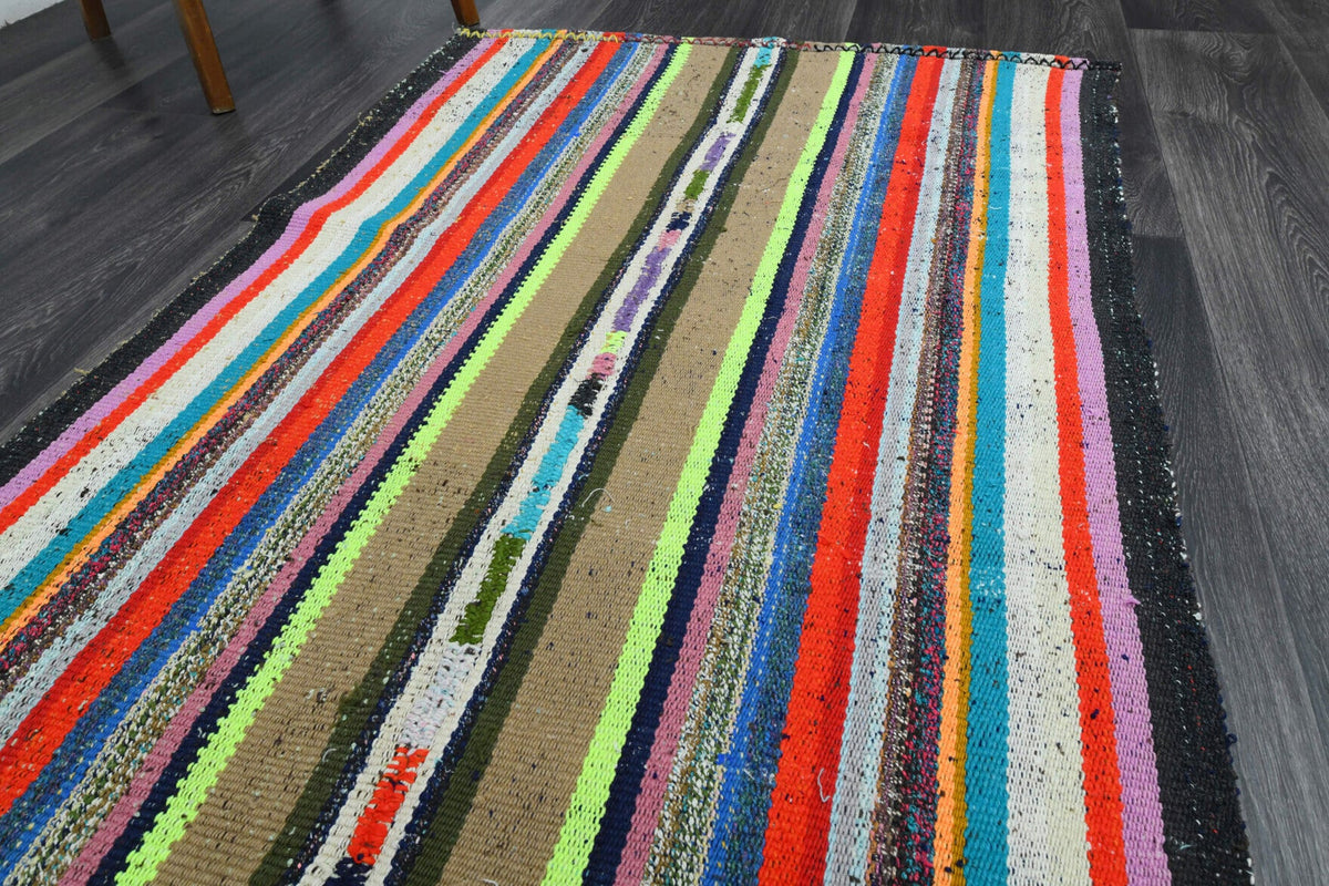 Anadolu kökenli el dokuma kilim – 1960'lar üretimi, çizgili