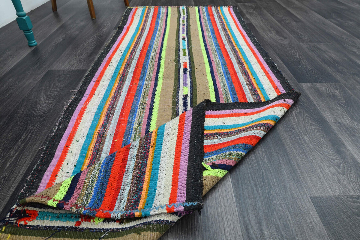 Pera Halı tek parça koleksiyonu: çizgili vintage kilim yolluk, turuncu, pembe ve mavi
