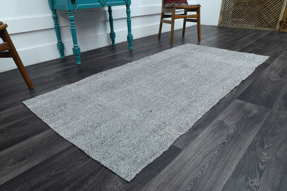 Düz zeminli el dokuma vintage kilim – gri ve beyaz tonlarda yün dokuma