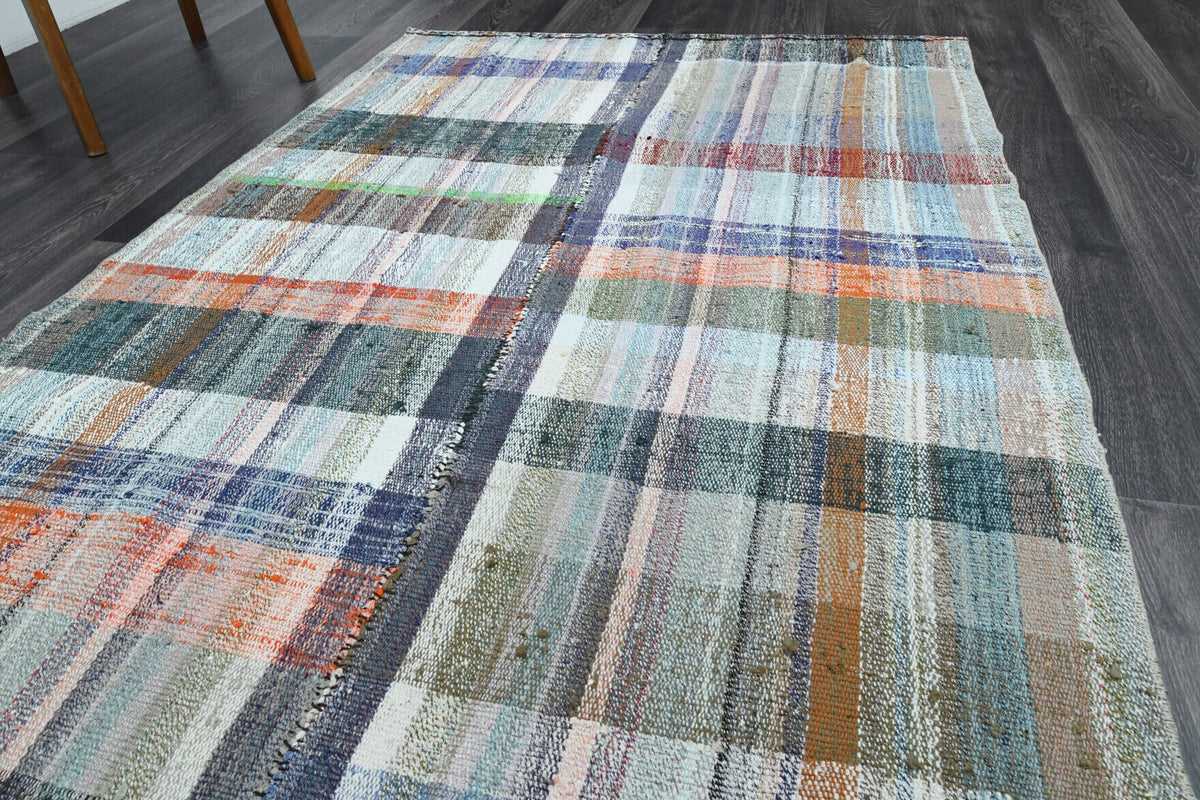 Beyaz, gri ve mavi renkli vintage kilim yolluk, %100 yün dokuma