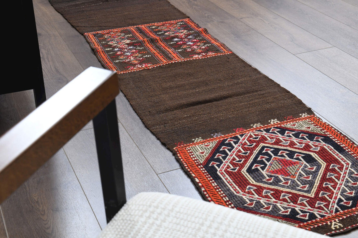 Pera Halı tek parça koleksiyonu: geleneksel desenli vintage kilim yolluk, kırmızı ve kahverengi