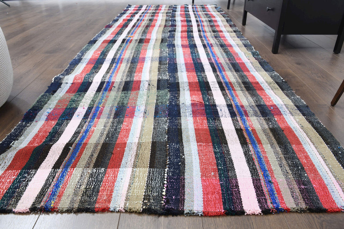Çizgili vintage kilim yolluk – gri, beyaz ve pembe tonlarda yün dokuma