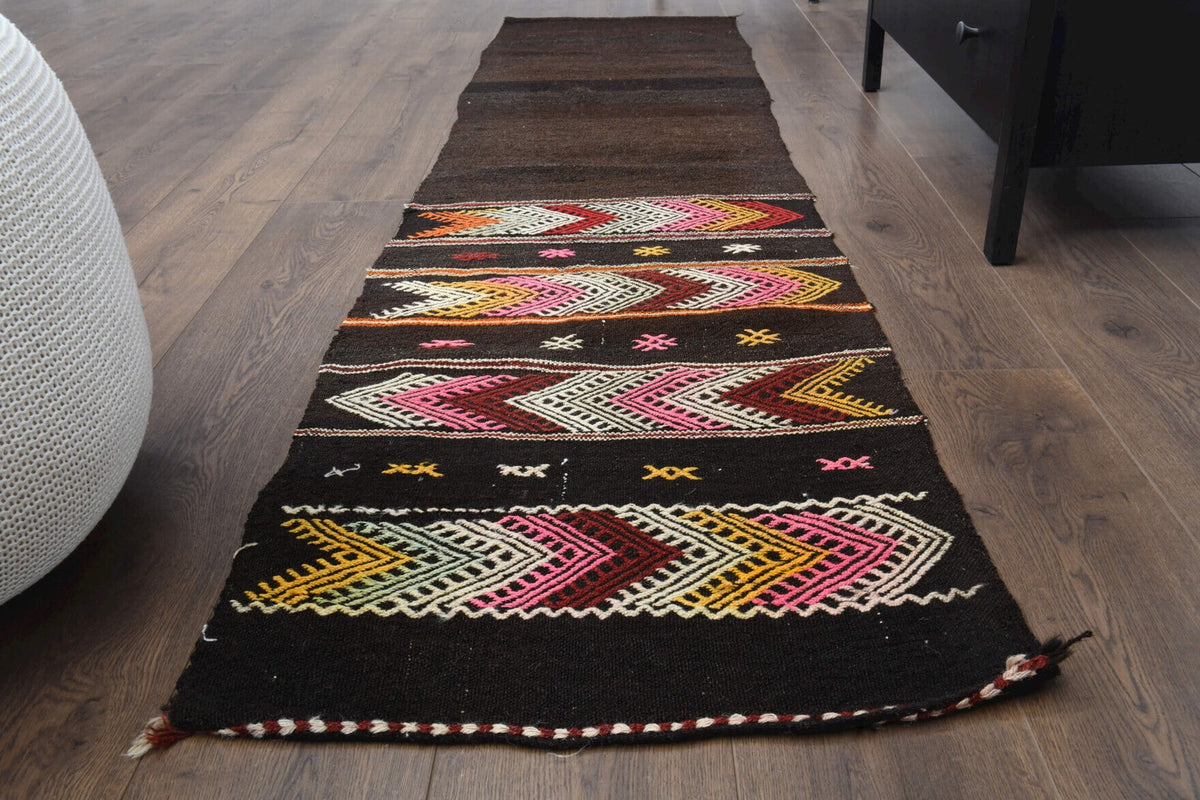 Tribal desenli vintage kilim yolluk – kahverengi, kırmızı ve siyah tonlarda yün dokuma