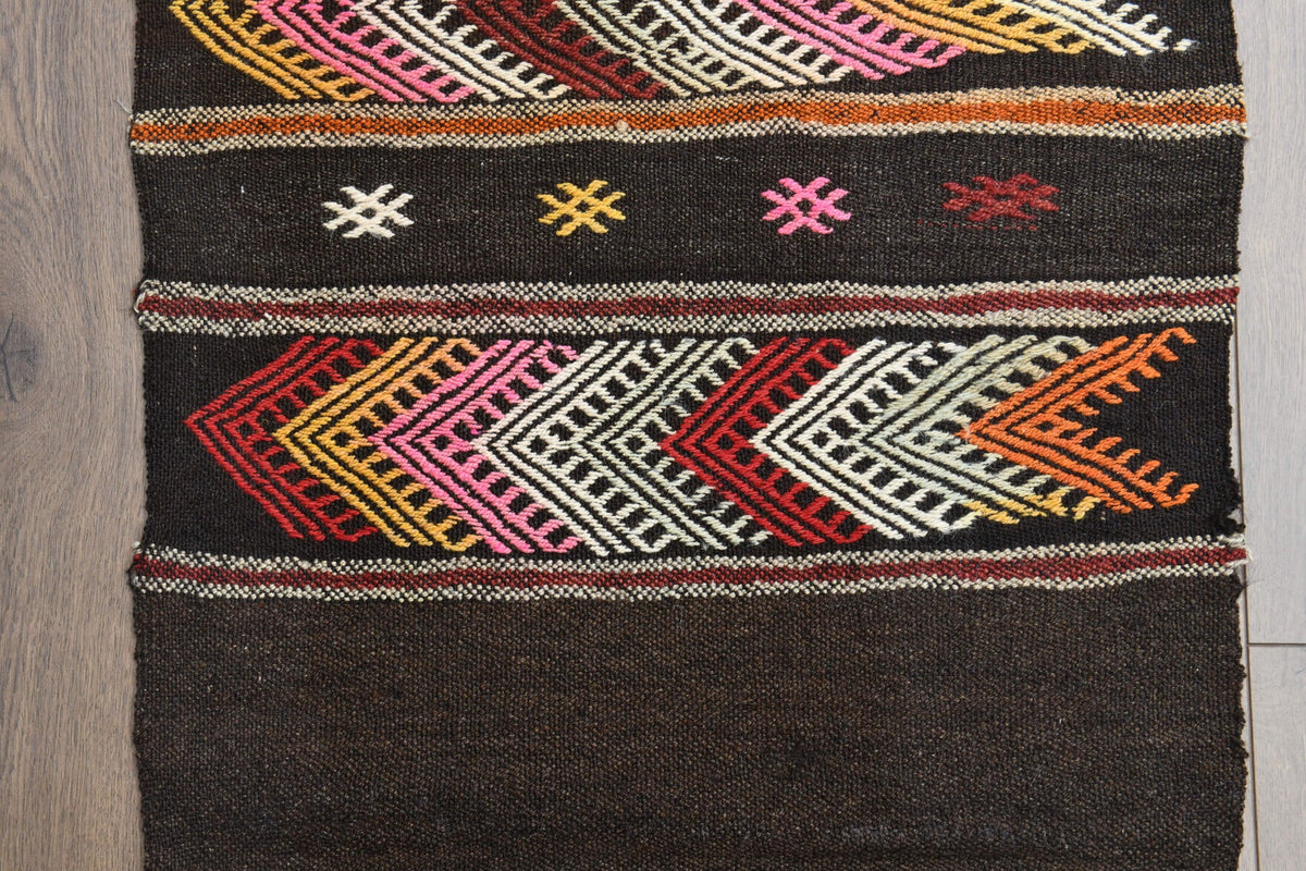 Vintage yolluk 60x232 cm – kahverengi, kırmızı ve siyah tribal desenli, el dokuma