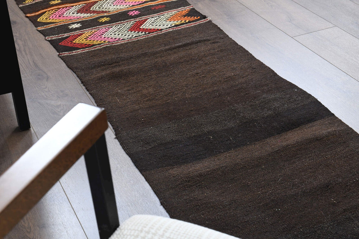Pera Halı tek parça koleksiyonu: tribal desenli vintage kilim yolluk, kahverengi, kırmızı ve siyah